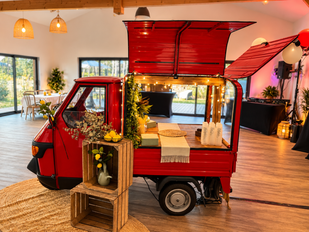 Bar mobile rouge dans une salle chaleureuse